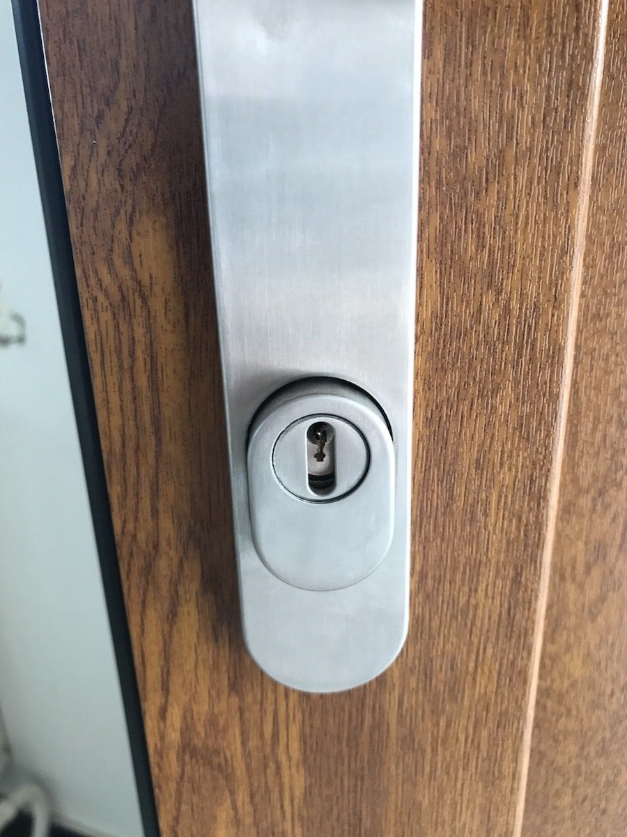 Changement d'un barillet de porte d'entrée en PVC